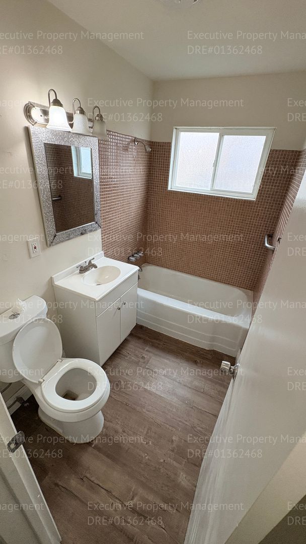 Building Photo - 2 bedroom 1 bathroom house located off the main street Oildale Dr.