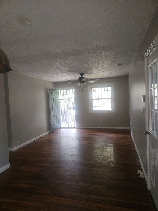 Building Photo - 3 Bedroom 1 bath home