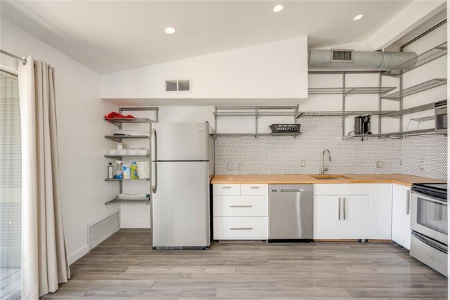 Building Photo - 1304 Mariposa Dr