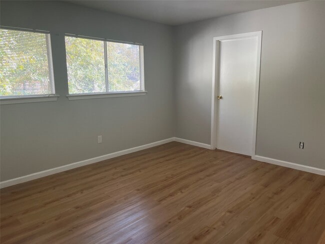 Building Photo - 65 Yewleaf Rd