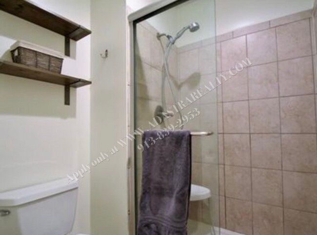 Building Photo - Adorable 3 Bed 2.5 Bath Duplex in Olathe-Available in JULY!!