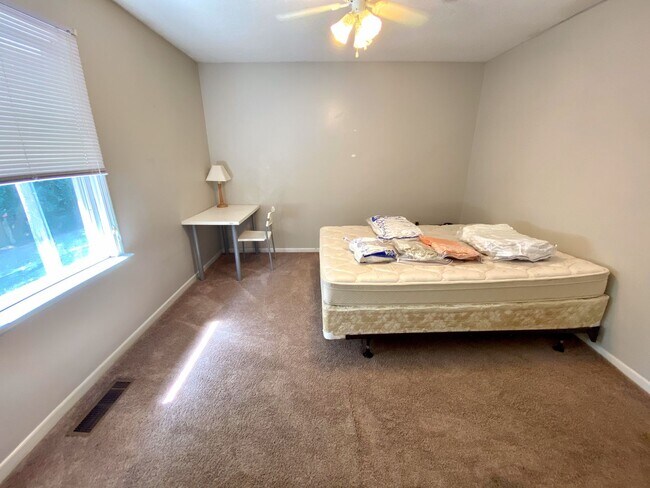 Building Photo - Flexible Lease Term Available for 2 Bed/1.5 Bath Townhome!