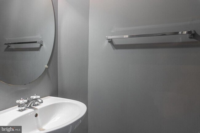 Building Photo - 1891 Crescent Park Dr