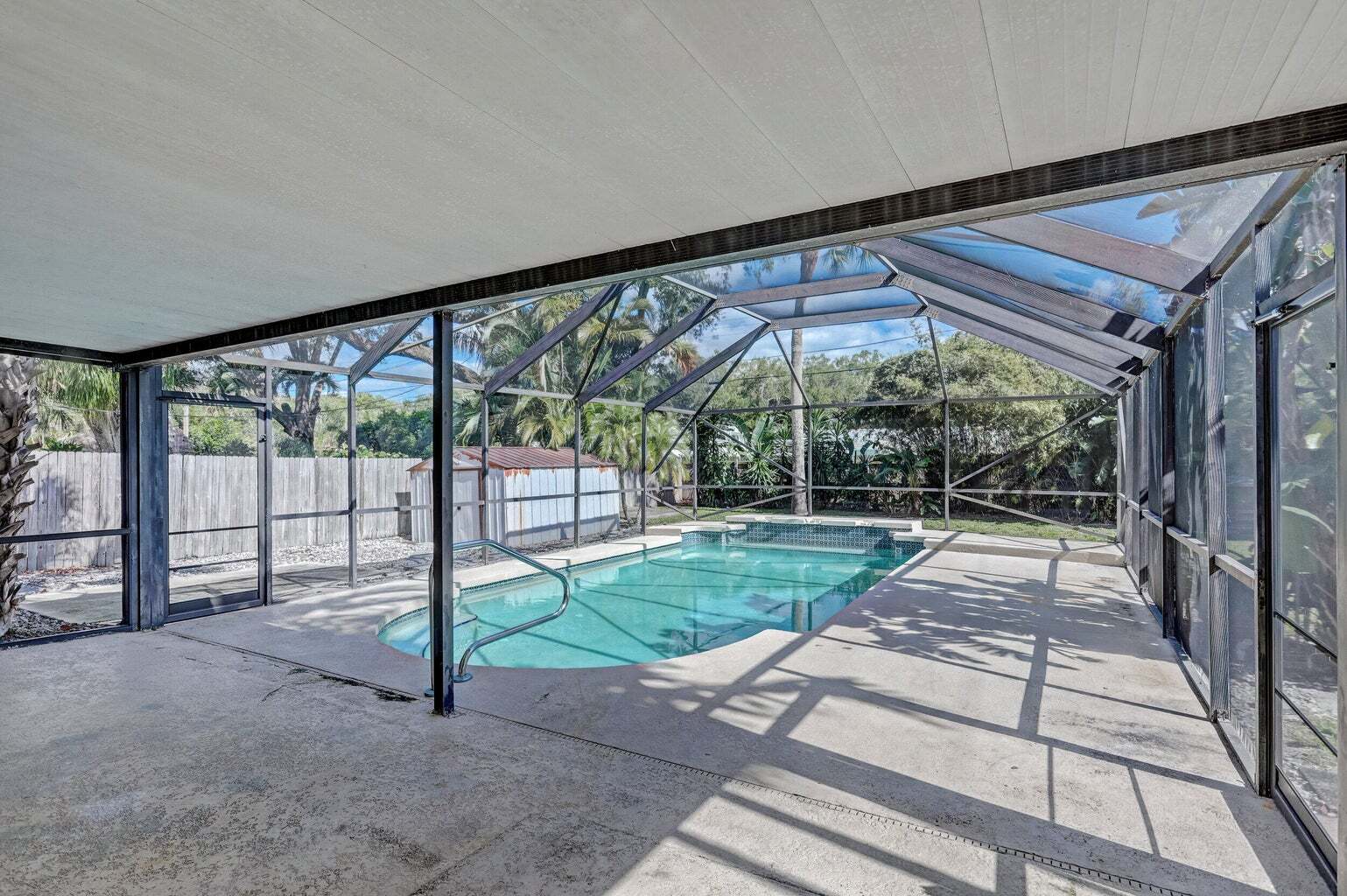 Building Photo - 2545 Venice Dr