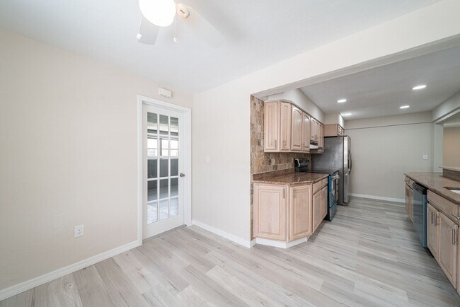 Building Photo - Welcome to your dream rental in Cape Coral! This fully remodeled, MONTH TO MONTH available home.