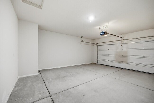 Building Photo - 1033 W Avalon Canyon Dr