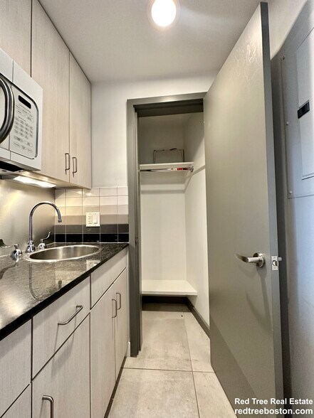 Building Photo - 144 Bowdoin St