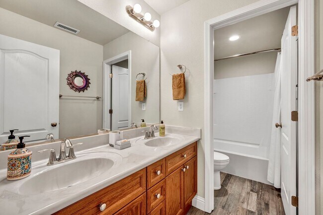 Building Photo - FULLY FURNISHED home with all utilities included and flexible lease options available.