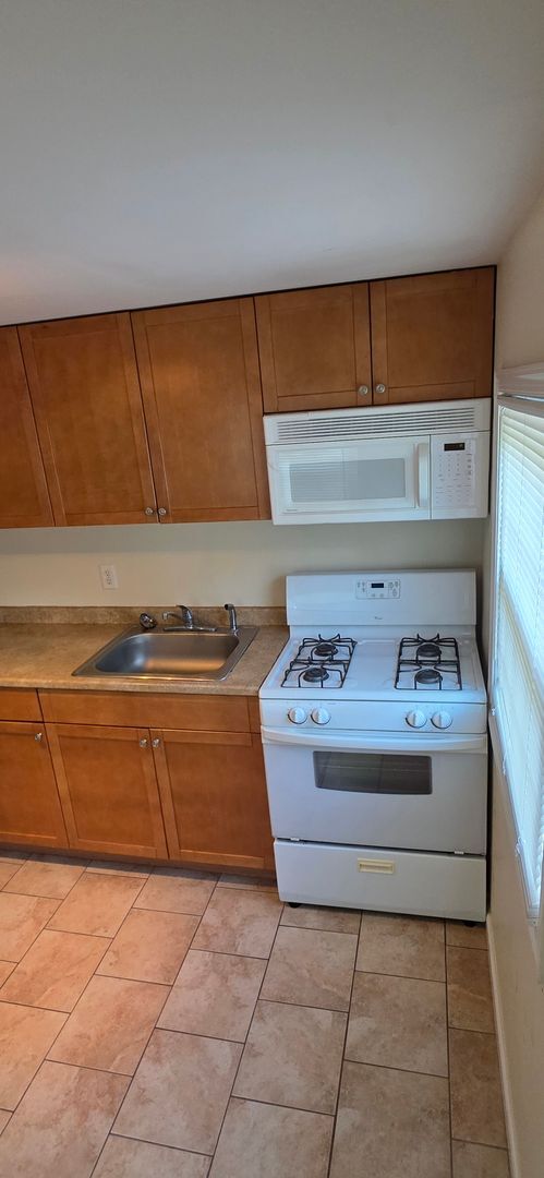 Building Photo - Detached Garage Appt. on  Beautiful Camden Ave.