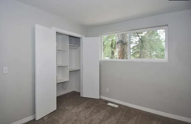 Building Photo - 4 Bedroom/ 2 Bathroom house in Midvale