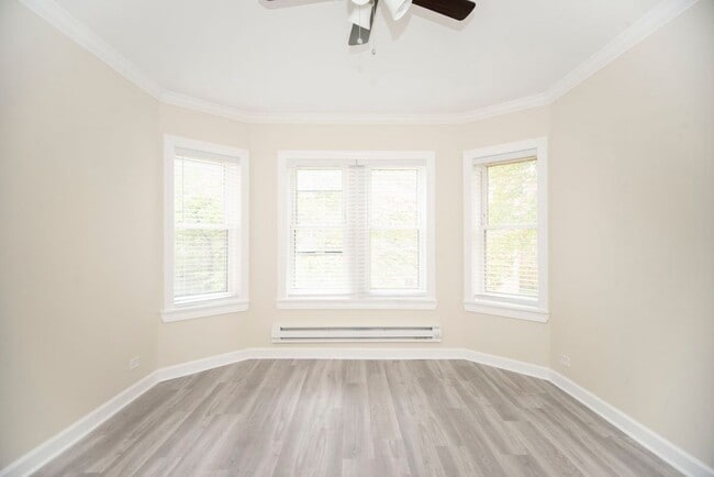 Building Photo - 646 W Roscoe St