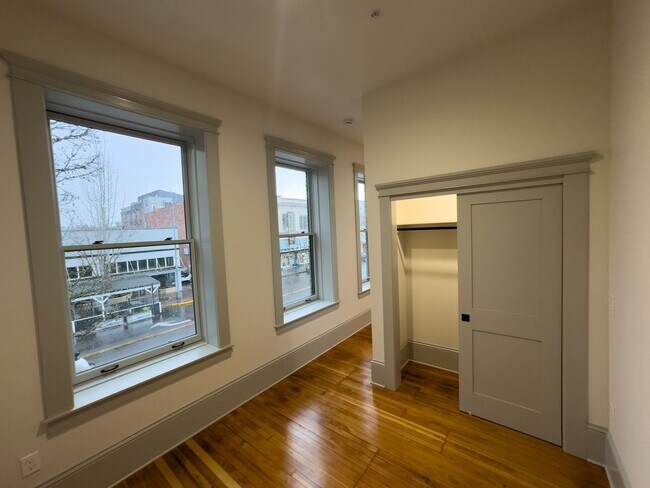 Building Photo - WINTER SPECIAL - NEWLY RENOVATED DOWNTOWN SALEM ONE BEDROOM