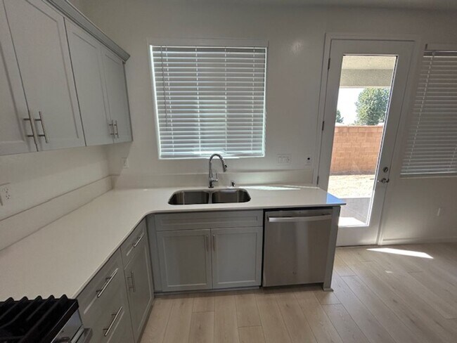 Building Photo - Brand new 4 bedroom 3 bathroom with solar in NW Visalia!!