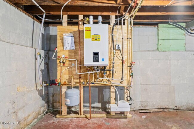 Building Photo - 165 S Pine Ave