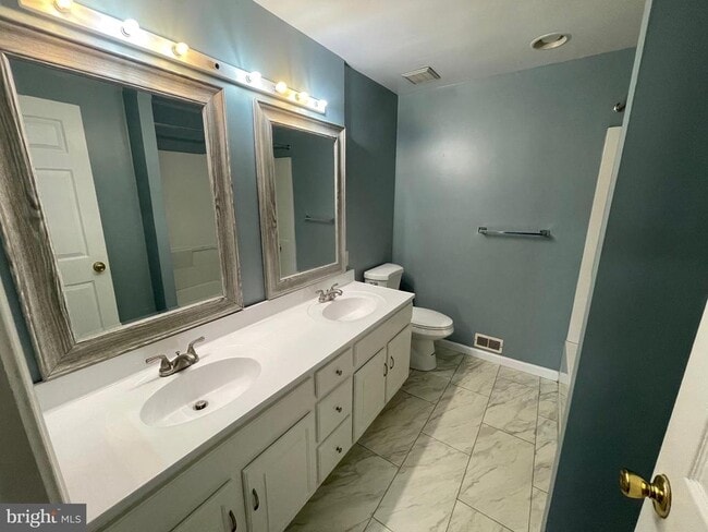 Building Photo - 9817 Rainleaf Ct