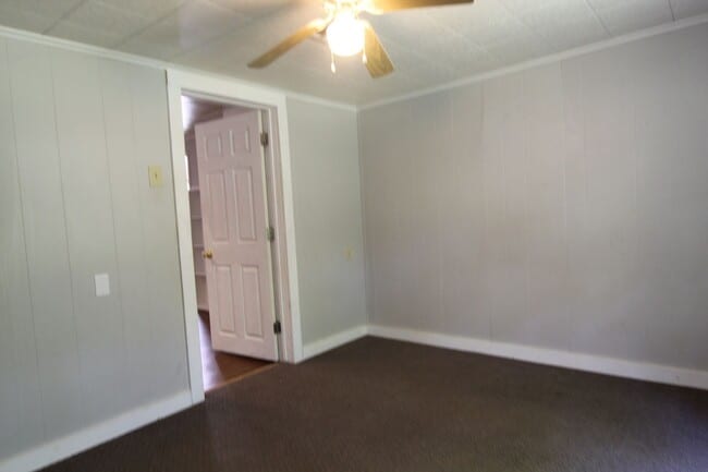 Building Photo - Charming & Convenient 2 bedroom 1 bathroom