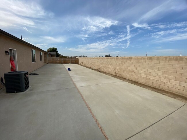 Building Photo - Newer home for rent in Visalia