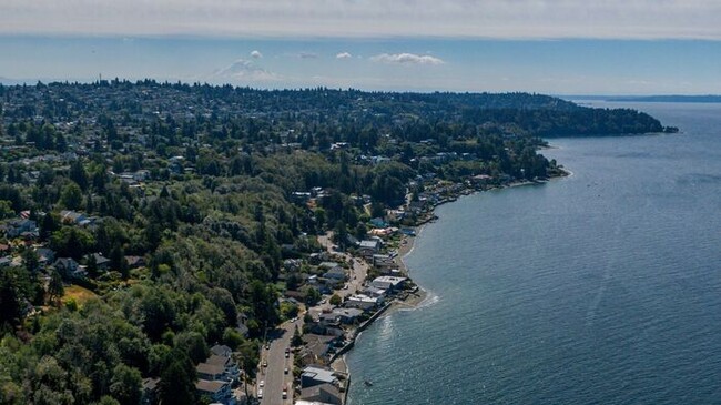 Building Photo - Charming Beach Drive Craftsman w/ AC and V...