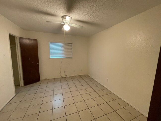 Building Photo - 3/2 Southside 1800 sqft, pet friendly, enc...