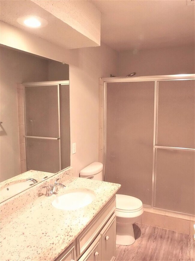 Building Photo - Beautifully Updated 3 bed 2 bath