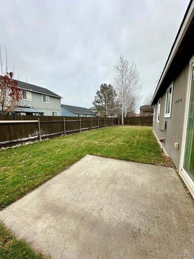 Building Photo - 3332 SW Metolius Meadow Ct