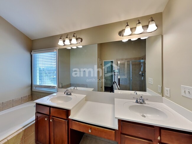 Building Photo - 2410 Chandler Grove Dr