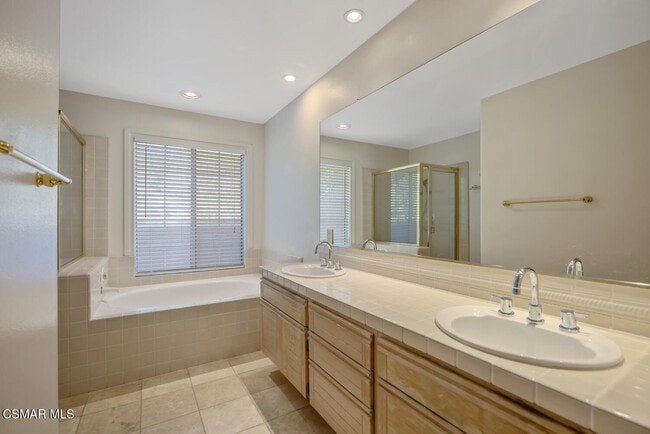 Building Photo - 5608 Roundtree Pl