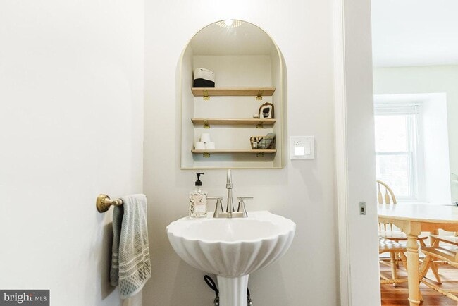 Building Photo - 452 Renfrew Ave