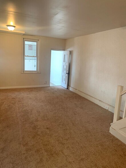 Family room - 118 E 21st St