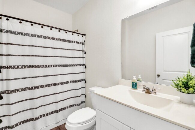 Building Photo - "Spacious 4-Bedroom Retreat with Granite Elegance in San Antonio!"