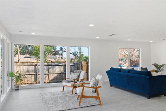 Building Photo - "Spacious 3-Bed, 2-Bath Gem with 2,155 Sq. Ft. on University Drive in Arlington, TX!"