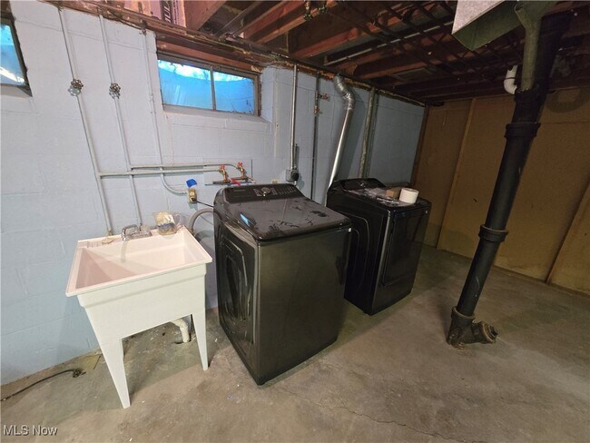 Building Photo - 5229 Evergreen Dr