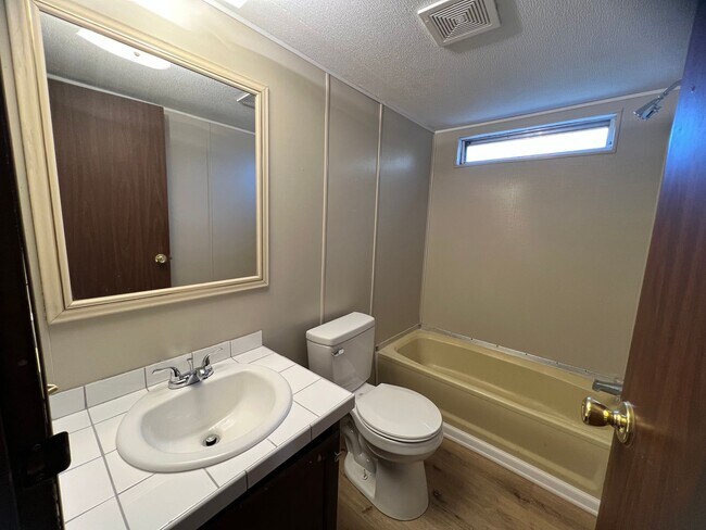 Building Photo - Renovated Trailer