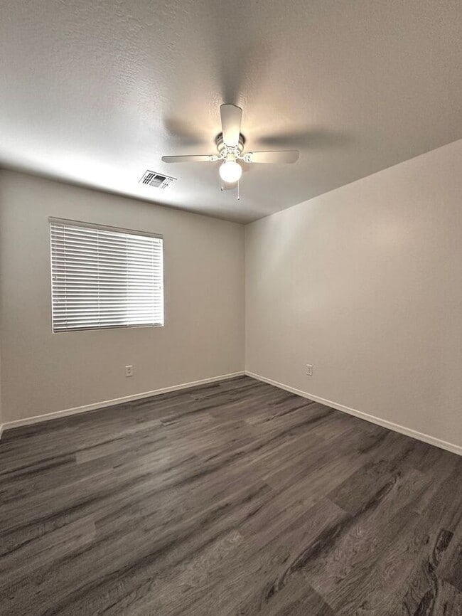 Building Photo - New Flooring! Single level 3 bed in Camelback Ranch!