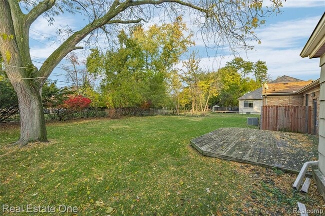 Building Photo - 2360 Pine View Dr