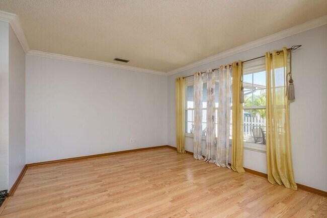 Building Photo - 4/2 Tampa Home