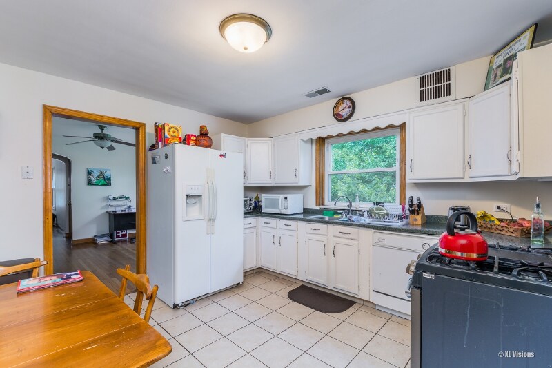 Building Photo - 10601 S Artesian Ave