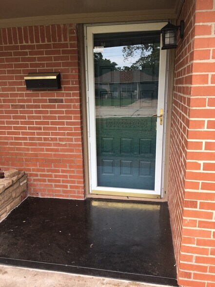 Front Porch - 1510 NE 43rd St
