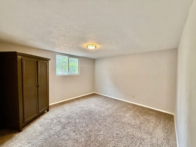 Building Photo - Tulip Way 4125-4127