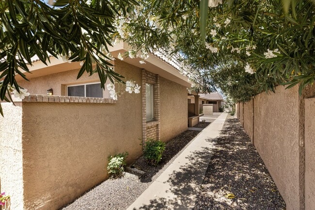 Building Photo - Private 2/2  Unit • Quiet Community • Prime North Phoenix Location