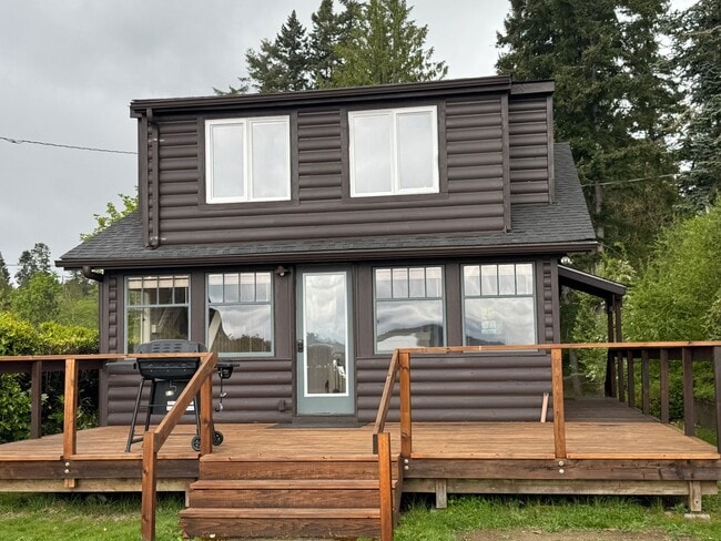 Building Photo - Desirable Indianola waterfront just in time for summer