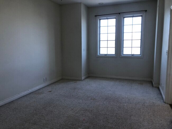 Building Photo - 265 NW Terre View Dr