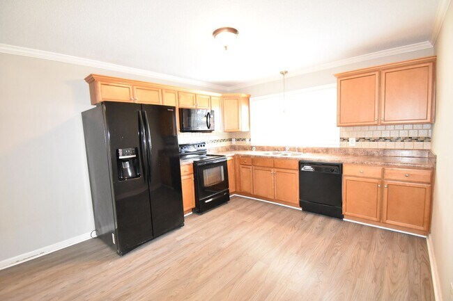 Building Photo - 4 Bedroom and 2 Bath Home- Updated (Pets N...