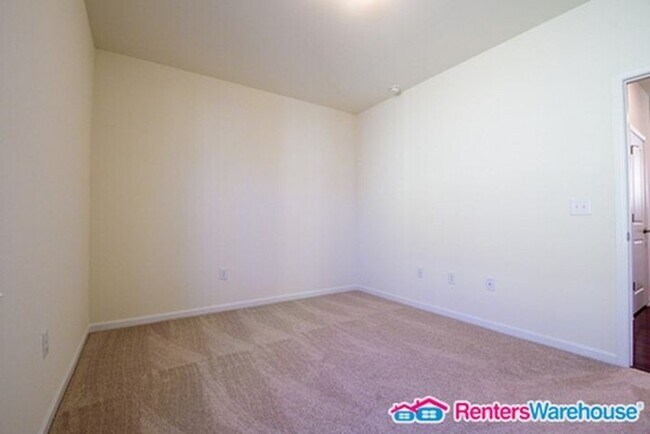 Building Photo - Spacious open floorplan!!