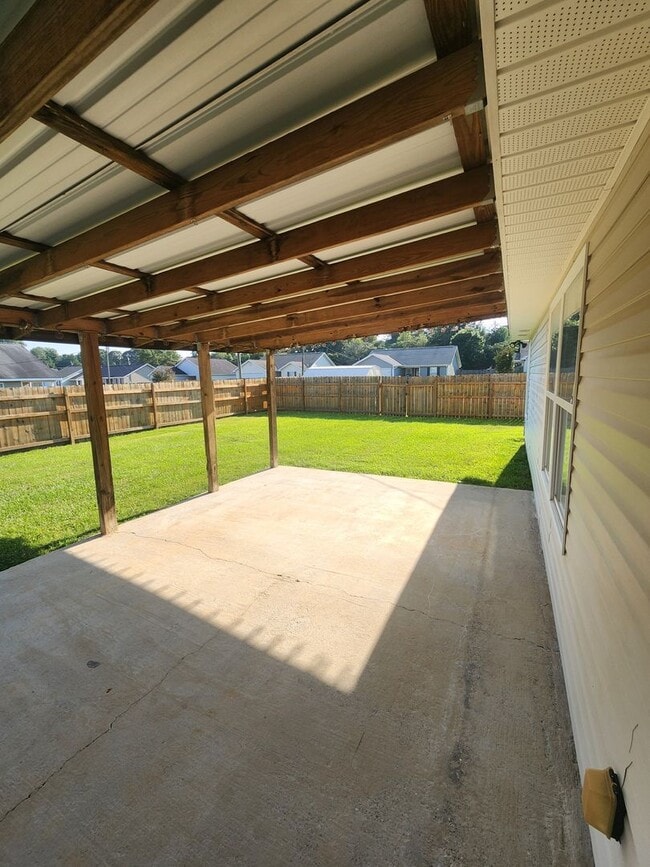 Building Photo - Cozy 3 Bed 2 Bath Home Available Now