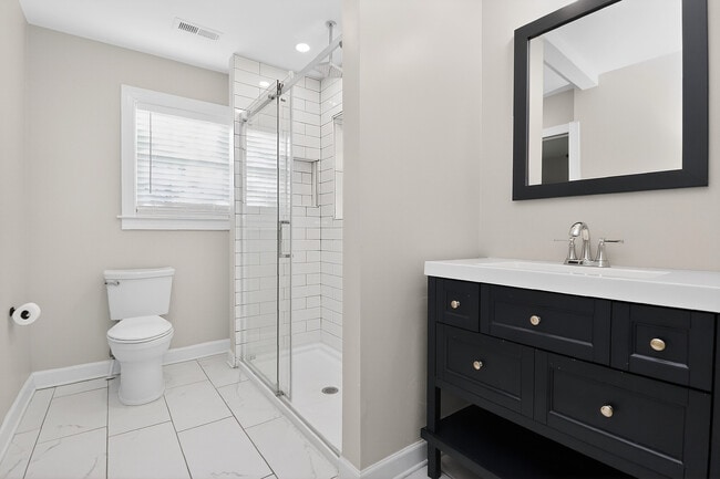 Building Photo - 4044 Dinglewood Ave