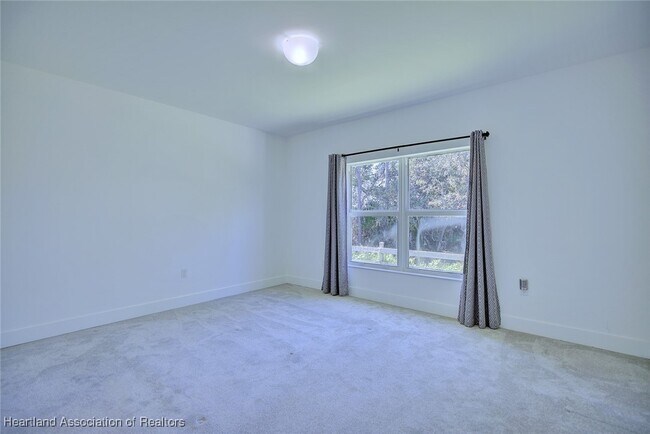 Building Photo - 827 Renault Ave