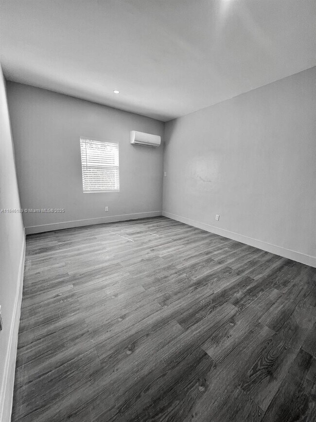 Building Photo - 852 SW 13th Ave