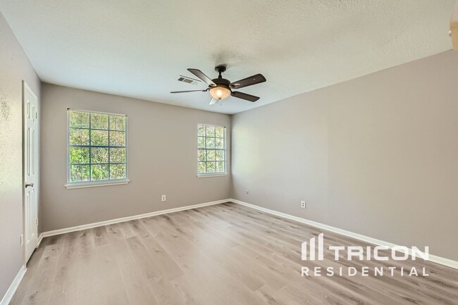 Building Photo - 16527 Pilgrims Cir