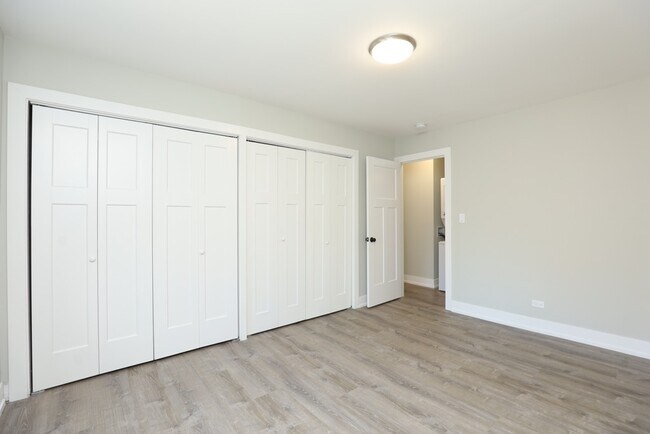 Building Photo - 533 W Surf St